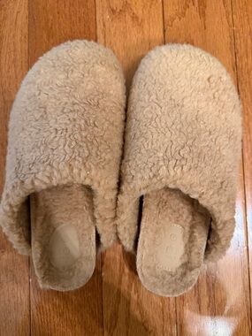 Cozy Women's Faux-Shearling Slippers - Camel